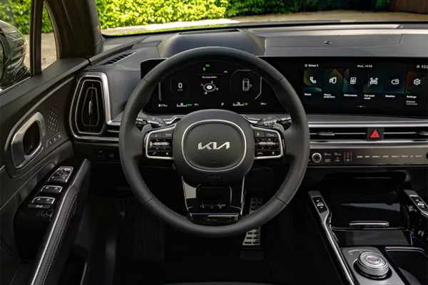 Nahaufnahme des Lenkrades und Interieur des Kia Sorento