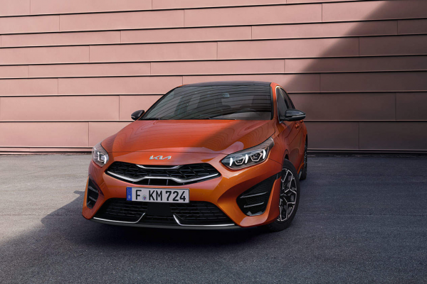 Die Frontansicht des Kia Ceed vor einer Steinwand