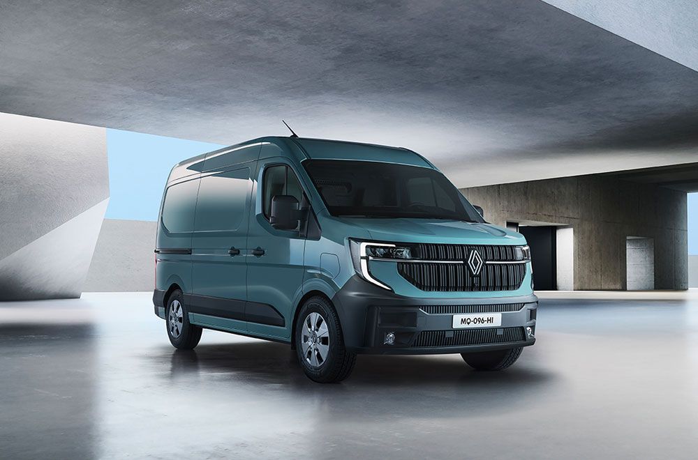 Ein Renault Master vor einem Betonbau