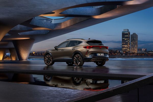 CUPRA Formentor vor einer Skyline und einem Teich