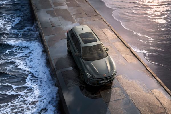 CUPRA Terramar auf einem Pier am Meer
