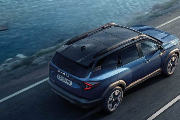 Dacia Bigster fährt an einem See vorbei