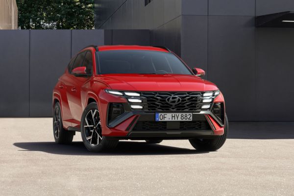 Ein parkender Hyundai TUCSON in Nahaufnahme vor einem Betongebäude