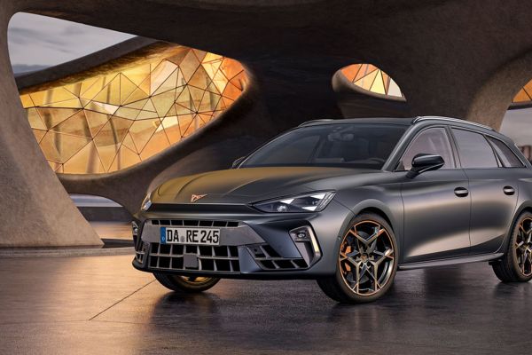 Seitliche Frontansicht des CUPRA Leon St