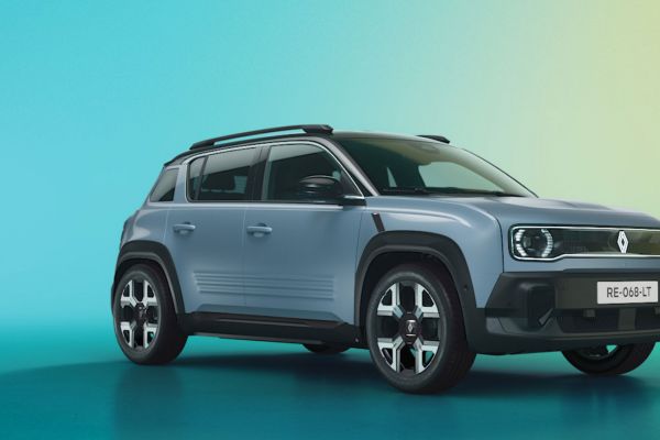 Der Renault 4 steht vor einer grün-blauen Wand